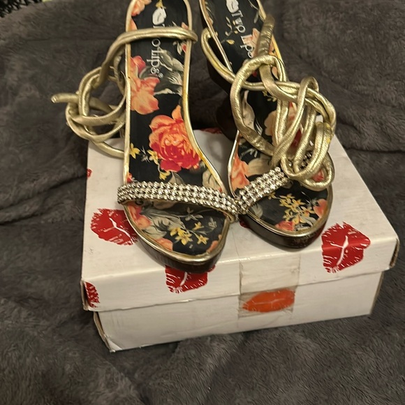 Gold wrap around ankle sandals - Picture 2 of 3